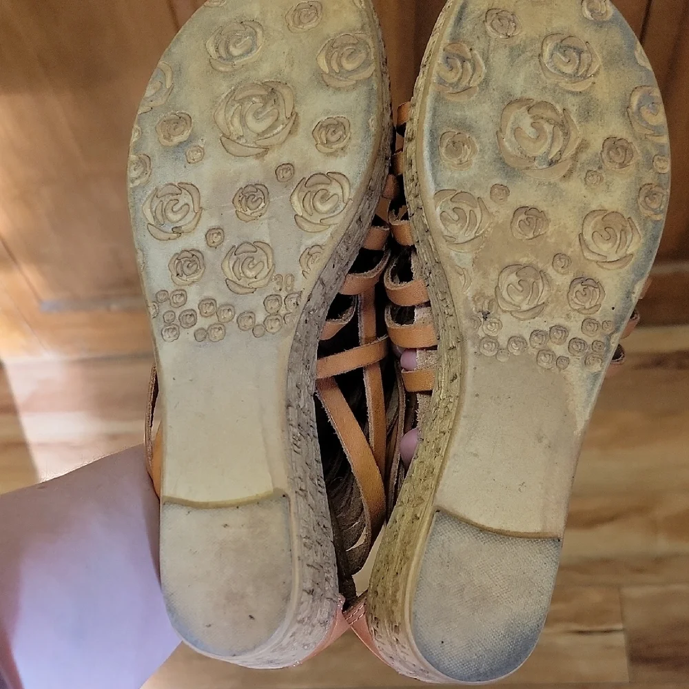 B&B Greek Leather Size 39 Tan Wedge Sandals With Zipper Back Closure